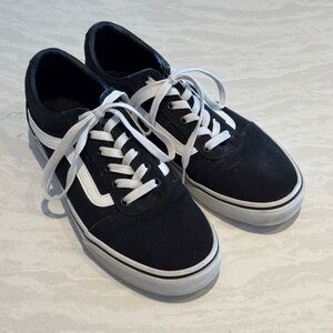 Vans Black White Low Top Sneakers Women’s 9.5 Canvas Lace Up